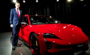 Porsche Taycan : SPORTSCAR FUTURISTIK TAYCAN SERIES & MENGASPAL DI SURABAYA