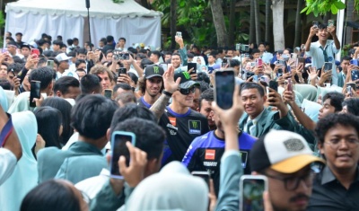 ‎Heboh, Ratusan Pelajar Mataram Meet & Greet dengan Duo Monster Energy Yamaha MotoGP ! ‎