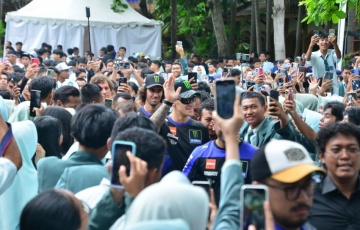 ‎Heboh, Ratusan Pelajar Mataram Meet & Greet dengan Duo Monster Energy Yamaha MotoGP ! ‎
