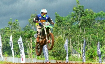 Warsito - Crosser Executive Jatim : PELAKU KAWAK OTOMOTIF JATIM YANG KINI INTENS MENGUKIR PRESTASI DI MOTOCROSS