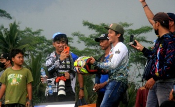 Selebrasi The Real Man 168, Cikembulan : SENSASIONAL, SANG PANGERAN BERBAGI APPAREL BRAND DUNIA & PERTAMA KALI DI MOTOCROSS TANAH AIR