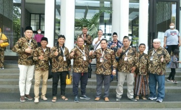 H. Rokhmawan Big Boss Rizqy Motor Boss Mild MX GTX Team, Pasuruan : BERANGKATKAN 14 KOLEGA BISNIS & KERABAT, MELAKSANAKAN IBADAH UMROH