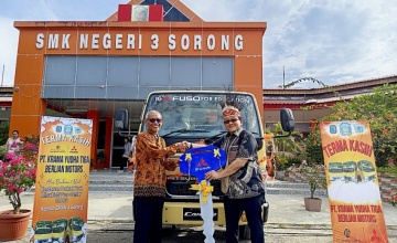 Perluas Manfaat ke Penjuru Negeri, KTB Mendonasikan Mitsubishi Fuso Colt Diesel Kepada SMK Negeri 3 Sorong